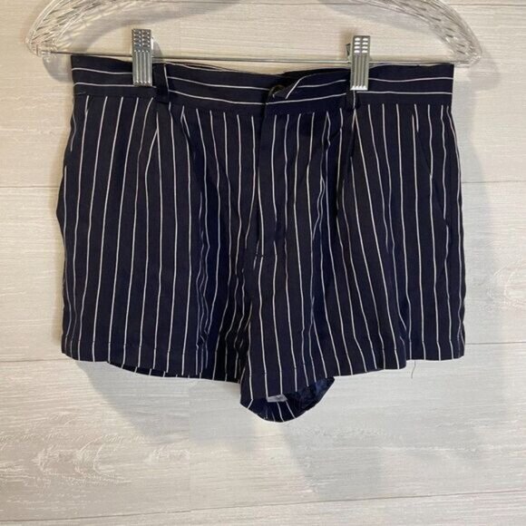 Forever 21 Women's‎ Navy / White Pinstripe Shorts - Picture 4 of 7